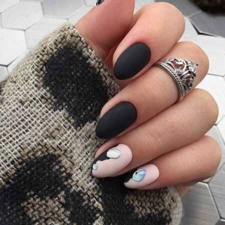15 Black Short Oval Nails for Summer: Elegant and Trending